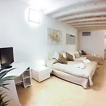 Academia Aparthotel 3*